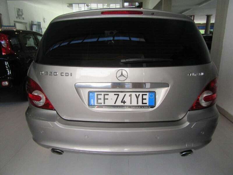 Usata Mercedes R320 224 CV (164 kW) 2006 Oro metallizzato Station wagon