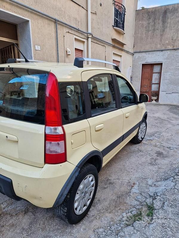 Usata Fiat Panda 4x4 60 CV (44 kW) 2010 Giallo Utilitaria