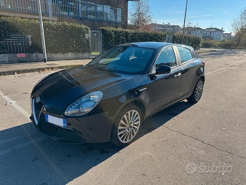 Nero Usata 2016 Alfa Romeo Giulietta Tre volumi | 9300 € (Buon prezzo) - Immagine 1/4
