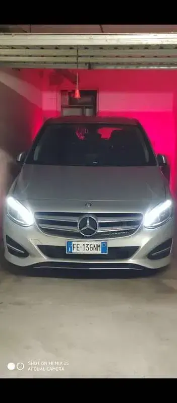 Usata Mercedes B180 109 CV (80 kW) 2016 Argento Monovolume