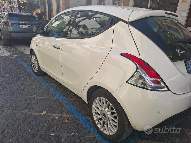 Usata Lancia Ypsilon 69 CV (50 kW) 2015 Bianco Utilitaria