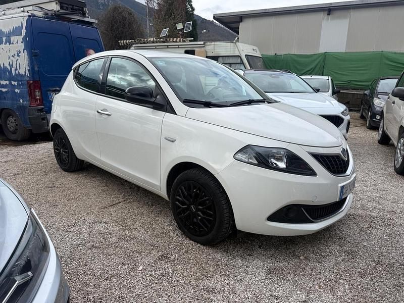 Usata Lancia Ypsilon Silver 69 CV (50 kW) 2022 Bianco Utilitaria