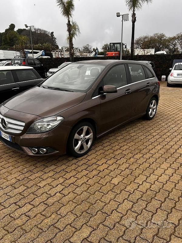 Usata Mercedes B180 109 CV (80 kW) 2018 Marrone Utilitaria