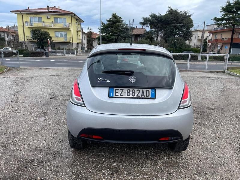 Usata Lancia Ypsilon 69 CV (50 kW) 2015 Argento Utilitaria