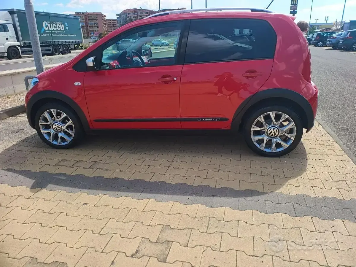 Usata VW cross up! 75 CV (55 kW) 2014 Rosso Utilitaria