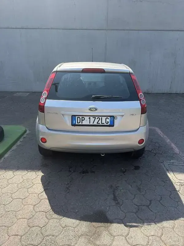 Usata Ford Fiesta Ghia 68 CV (50 kW) 2008 Grigio Utilitaria