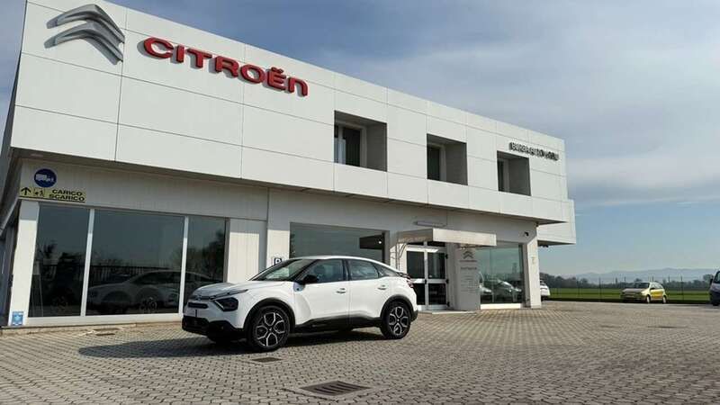 Natural white Usata 2023 Citroën e-C4 Feel Tre volumi | 22.900 € (Cara) - Immagine 1/4
