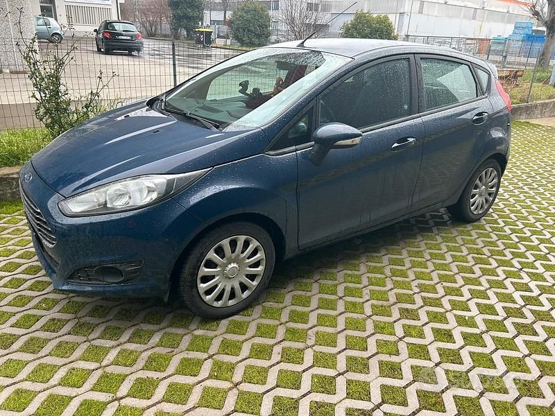 Usata Ford Fiesta 75 CV (55 kW) 2014 Blu Utilitaria