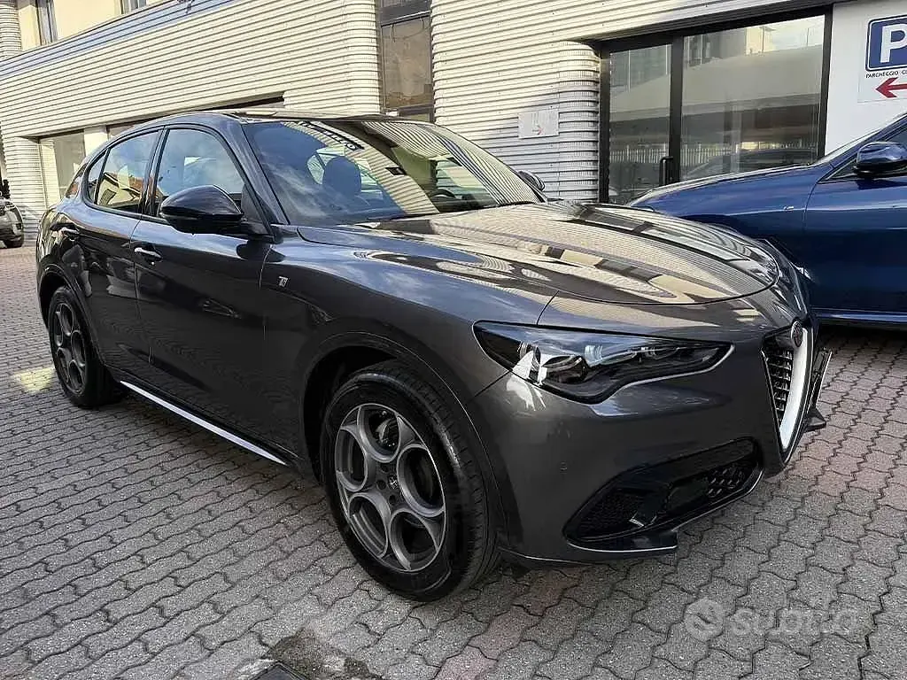 Usata Alfa Romeo Stelvio Ti 209 CV (153 kW) 2023 Grigio / metallizzato SUV