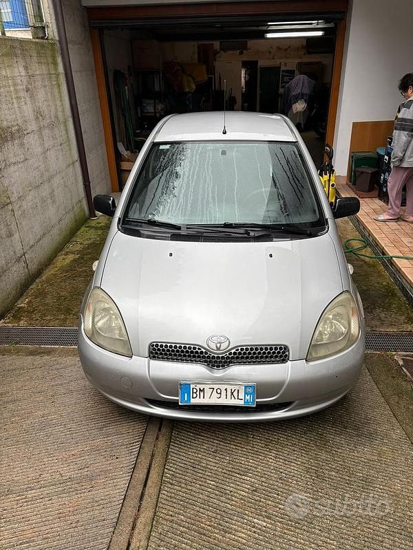 Usata Toyota Yaris 68 CV (50 kW) 2000 Grigio Utilitaria