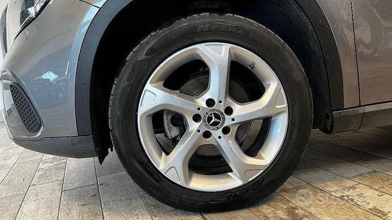 Usata Mercedes GLA180 122 CV (89 kW) 2019 Grigio SUV