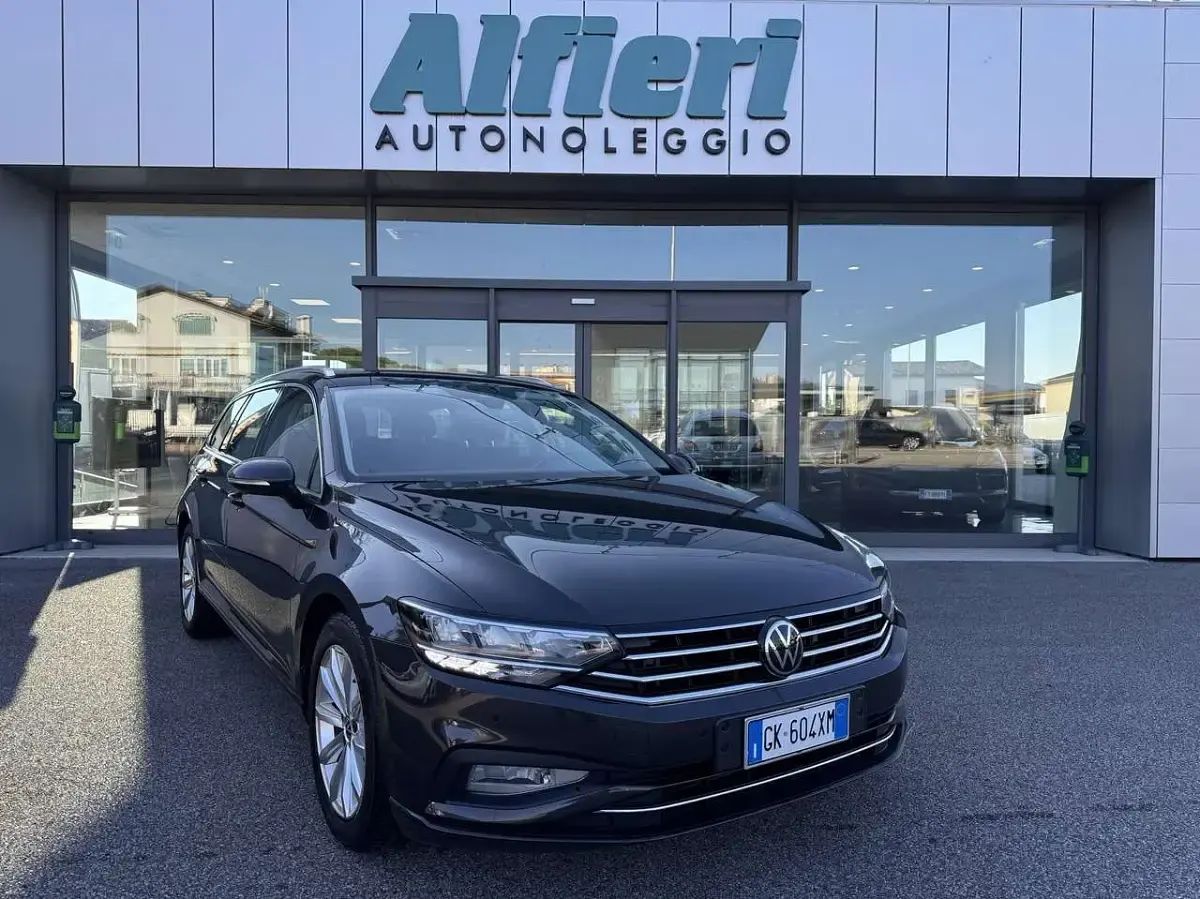 Usata VW Passat Business 122 CV (89 kW) 2022 Manganese grey met Station wagon