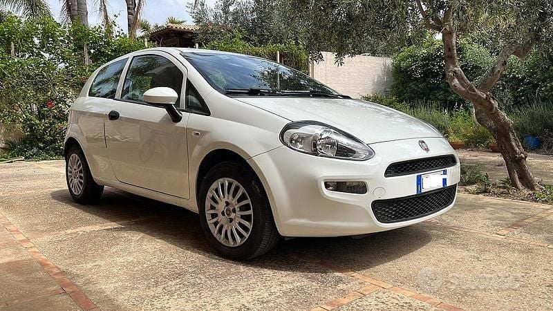 Usata Fiat Punto Street 69 CV (50 kW) 2015 Bianco Berlina