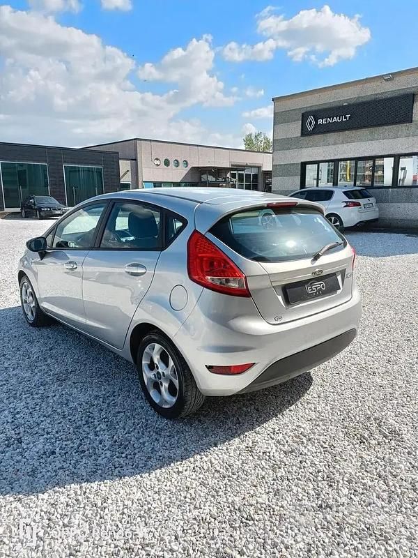 Usata Ford Fiesta 82 CV (60 kW) 2011 Grigio Utilitaria
