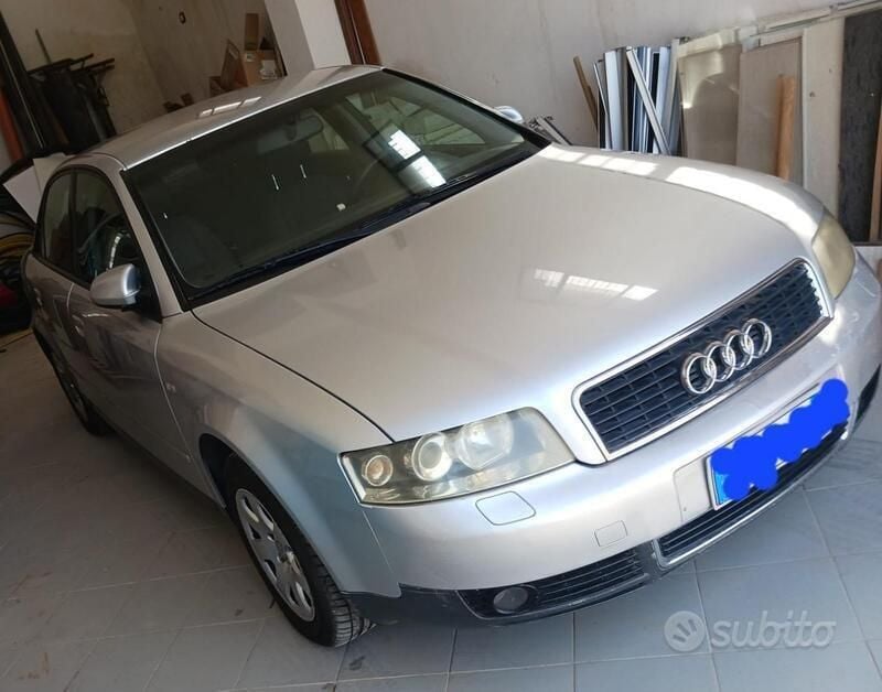 Grigio Usata 2004 Audi A4 Tre volumi | 1500 € (Buon prezzo) - Immagine 1/4