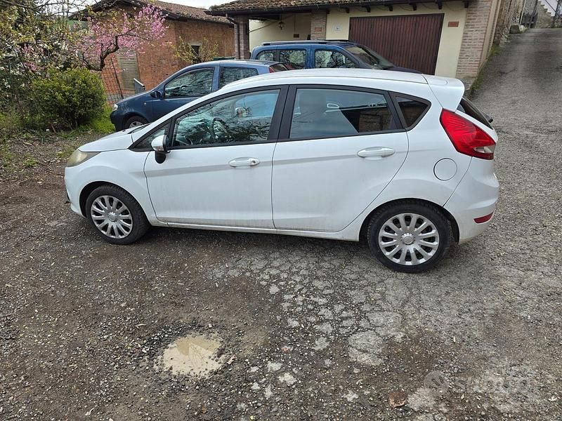 Usata Ford Fiesta 70 CV (51 kW) 2009 Bianco Utilitaria