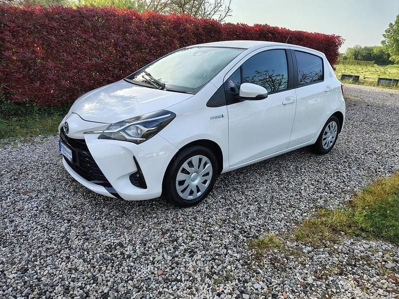 Usata Toyota Yaris Hybrid Style 73 CV (53 kW) 2018 Bianco Berlina