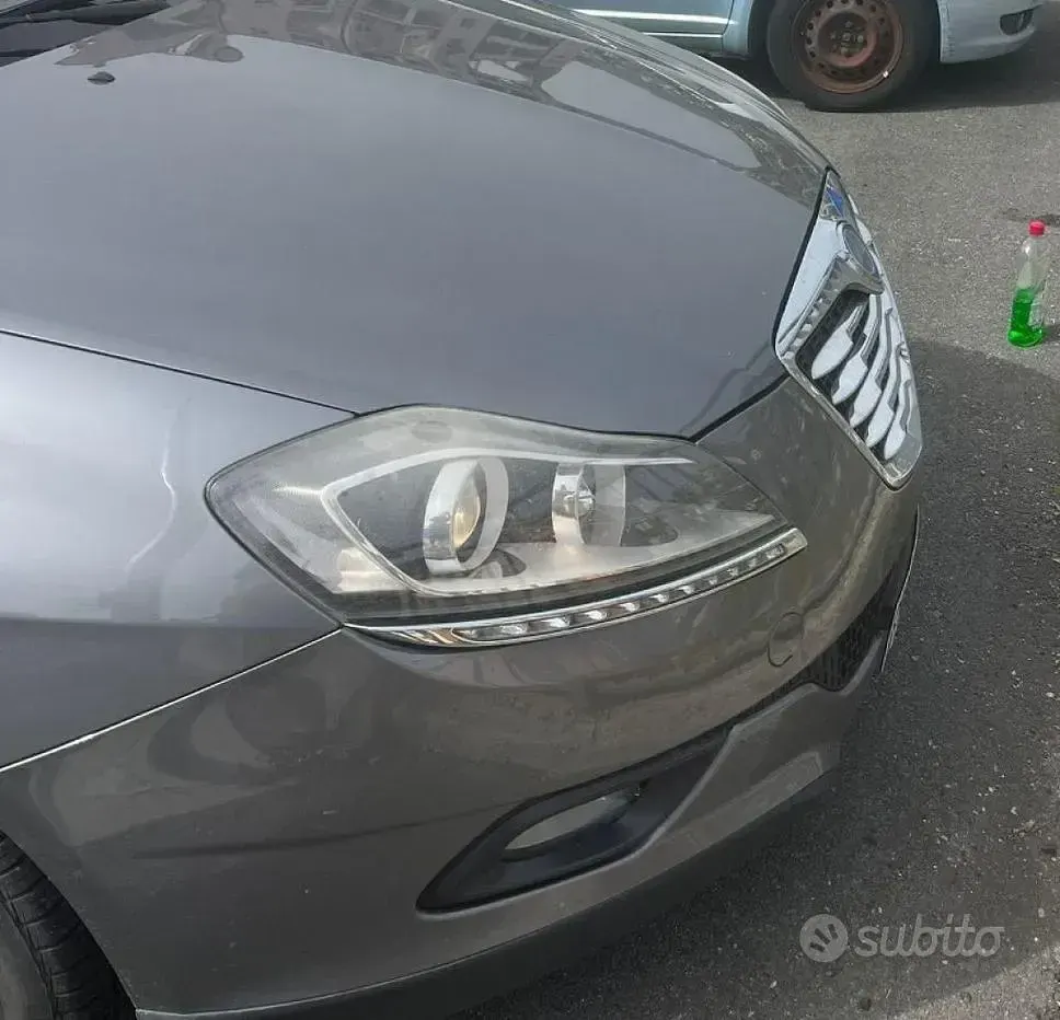 Usata Lancia Delta 120 CV (88 kW) 2012 Grigio Utilitaria