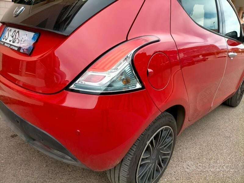 Usata Lancia Ypsilon 70 CV (51 kW) 2024 Rosso Utilitaria