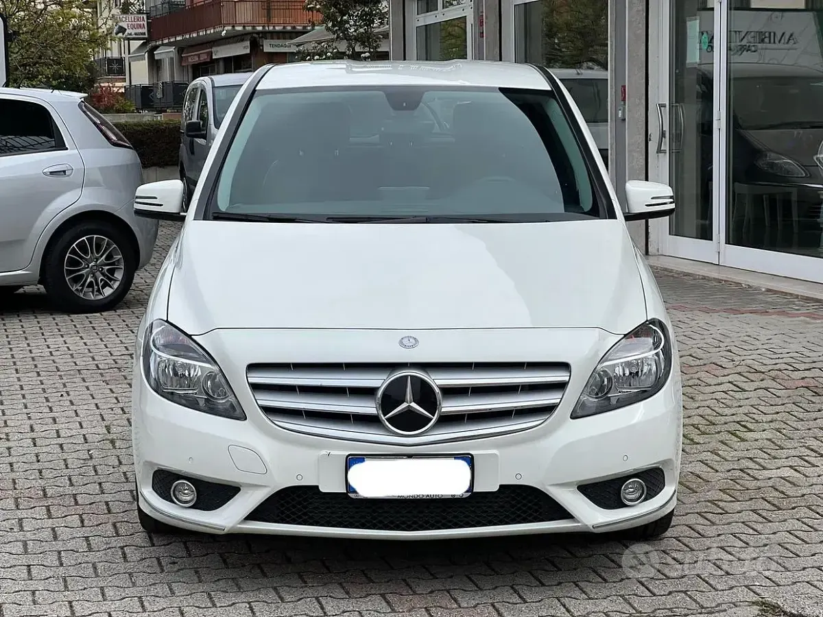 Usata Mercedes B200 Premium 136 CV (100 kW) 2012 Bianco Utilitaria