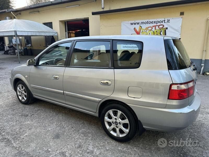 Usata Kia Carens EX 126 CV (92 kW) 2004 Argento Monovolume