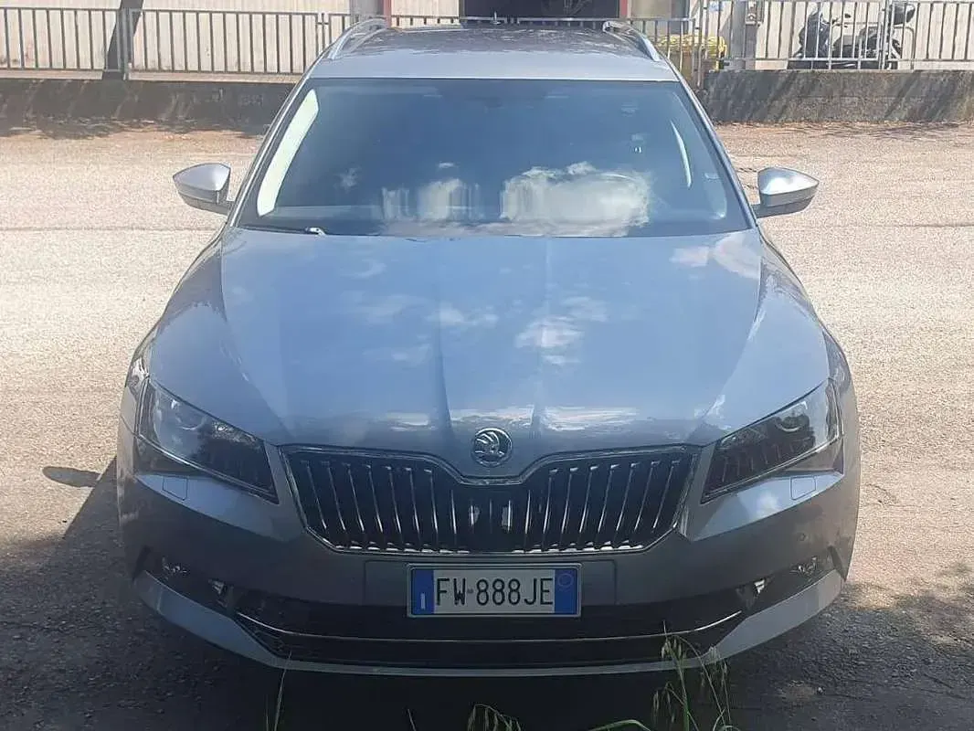 Usata Skoda Superb Executive 150 CV (110 kW) 2019 Argento Station wagon