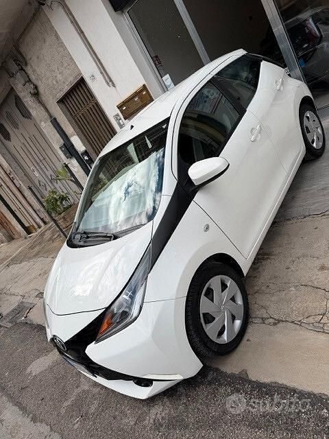 Usata Toyota Aygo Business Edition 69 CV (50 kW) 2018 Bianco Utilitaria