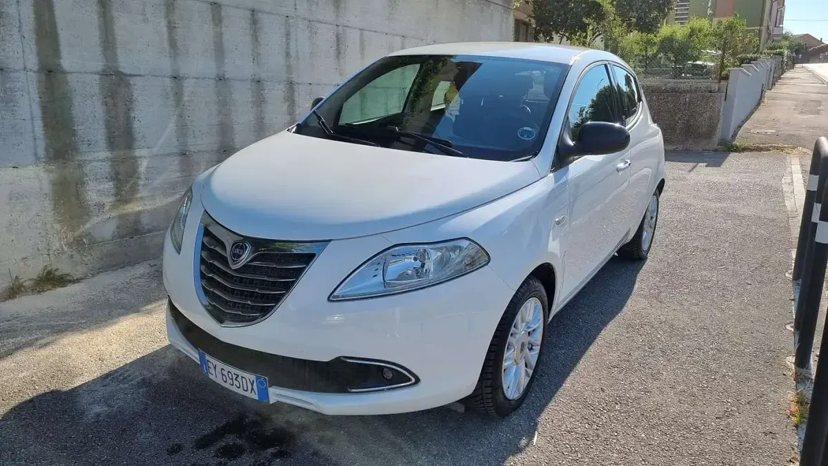 Usata Lancia Ypsilon Gold 95 CV (69 kW) 2015 Utilitaria
