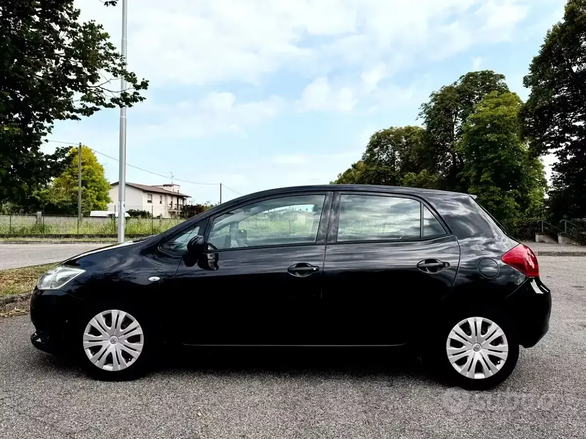 Usata Toyota Auris 90 CV (66 kW) 2010 Nero Utilitaria