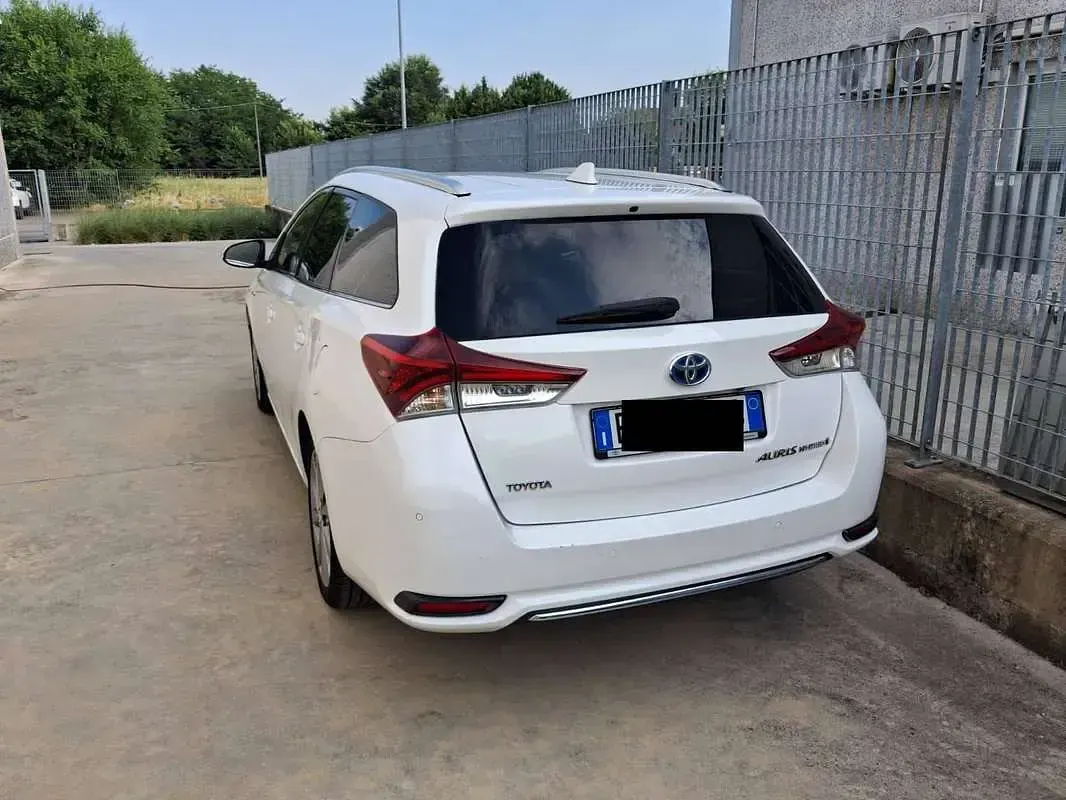 Usata Toyota Auris Hybrid Lounge 99 CV (72 kW) 2016 Bianco Station wagon