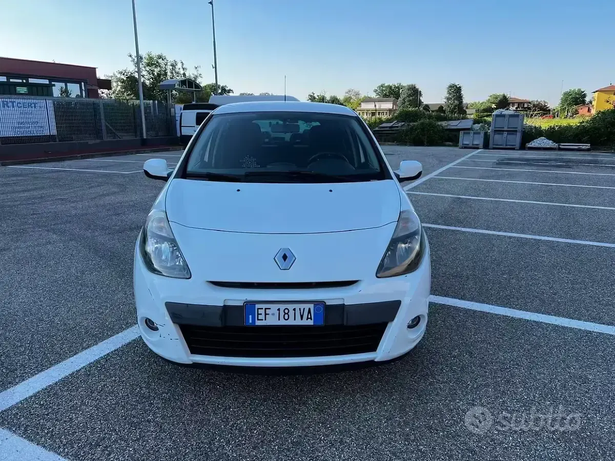 Usado Renault Clio II 75 CV (55 kW) 2011 Blanco Berlina
