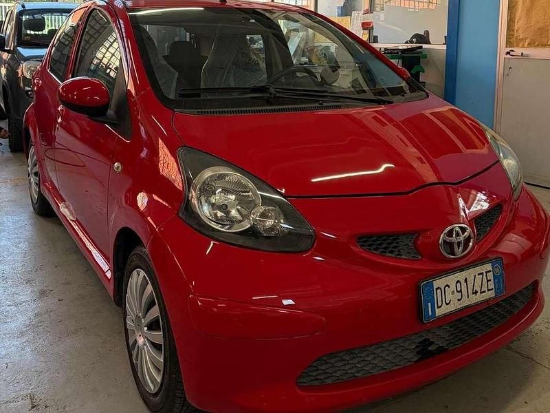 Usata Toyota Aygo Sol 68 CV (50 kW) 2006 Rosso Utilitaria