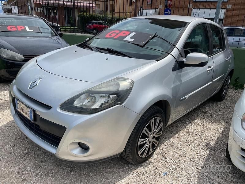 Usata Renault Clio II Dynamique 72 CV (52 kW) 2010 Grigio Berlina