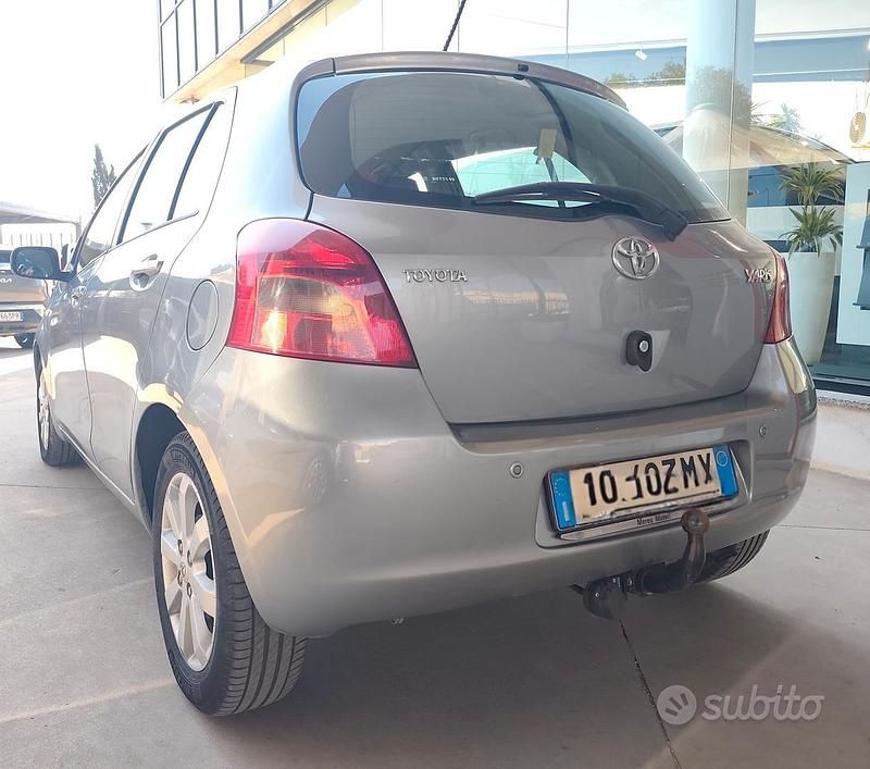 Usata Toyota Yaris 90 CV (66 kW) 2007 Grigio Utilitaria