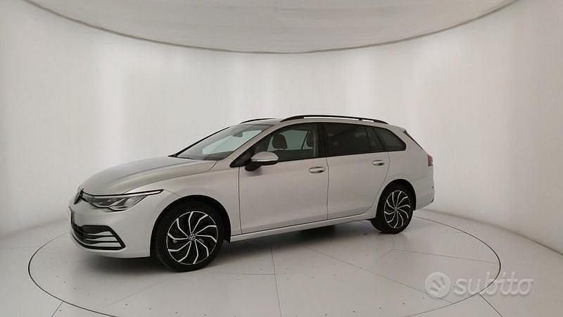 Usata VW Golf VIII Life 116 CV (85 kW) 2022 Grigio Station wagon