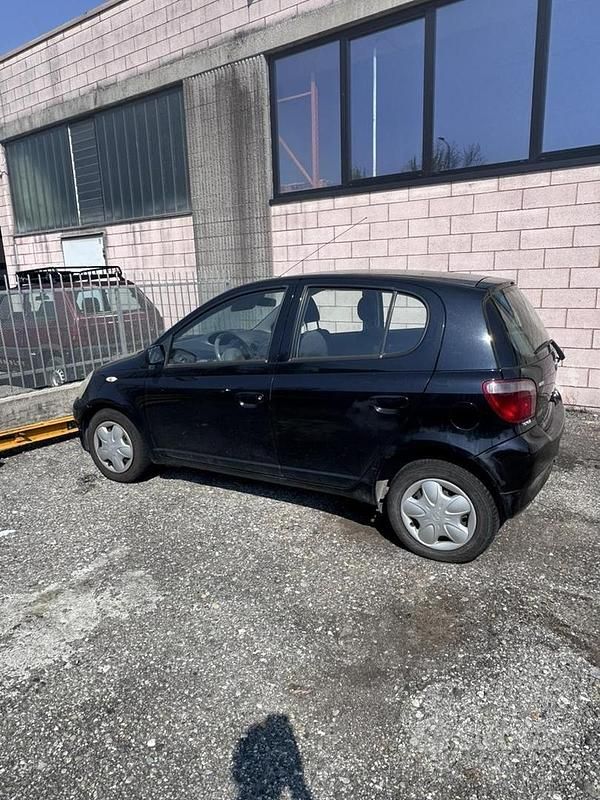 Usata Toyota Yaris 68 CV (50 kW) 2001 Nero Berlina