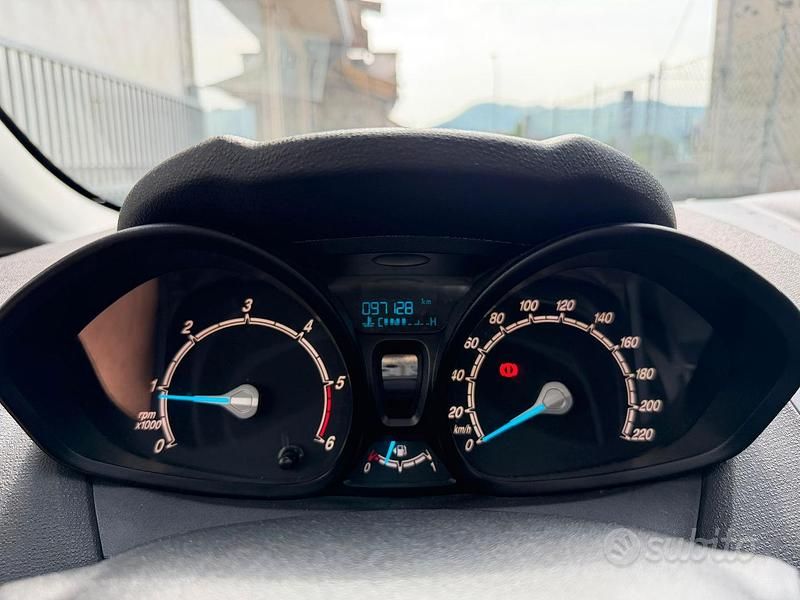 Usata Ford Fiesta 75 CV (55 kW) 2016 Blu Berlina