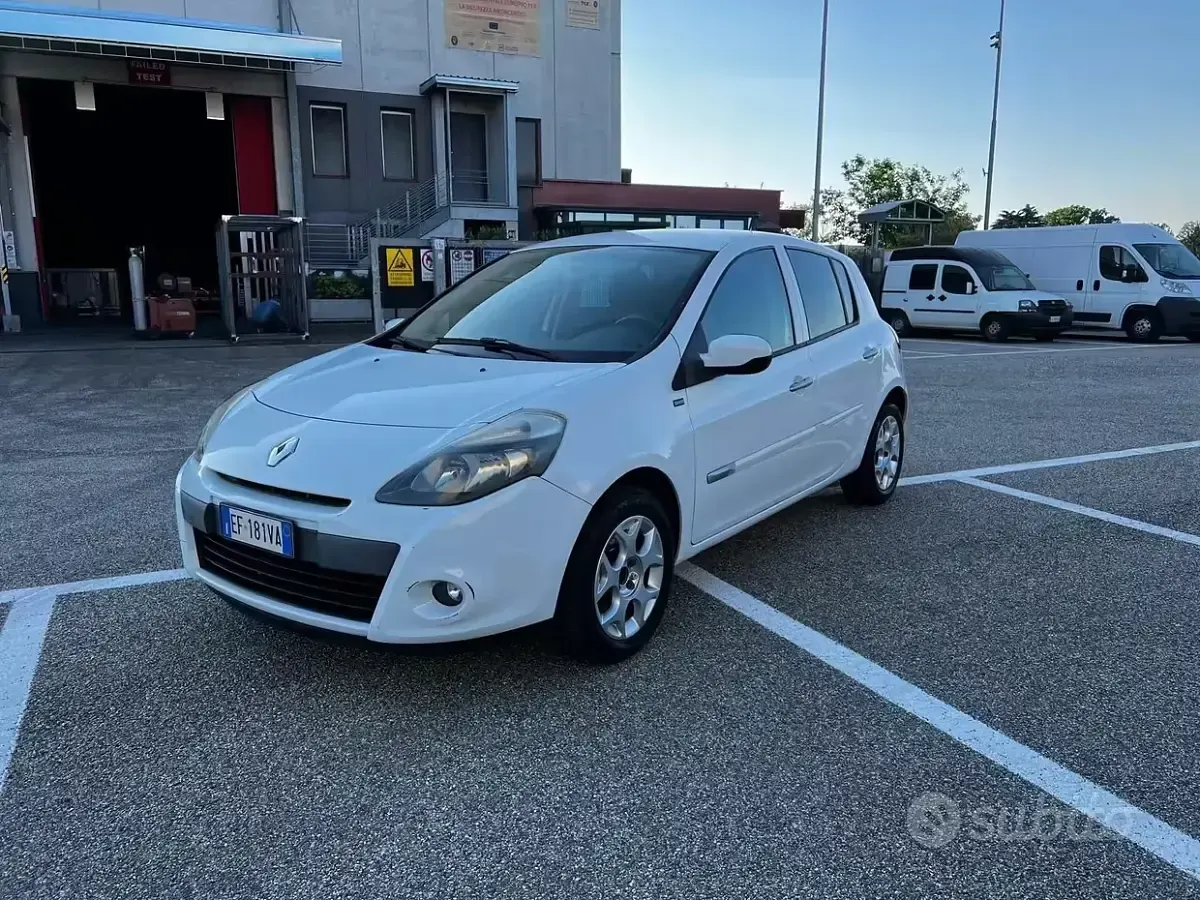 Usado Renault Clio II 75 CV (55 kW) 2011 Blanco Berlina