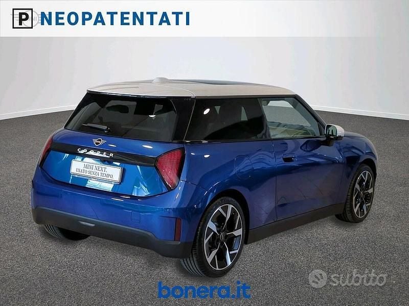 Usata Mini Cooper Favoured 135 kW (184 CV) 2024 Blu/azzurro Utilitaria