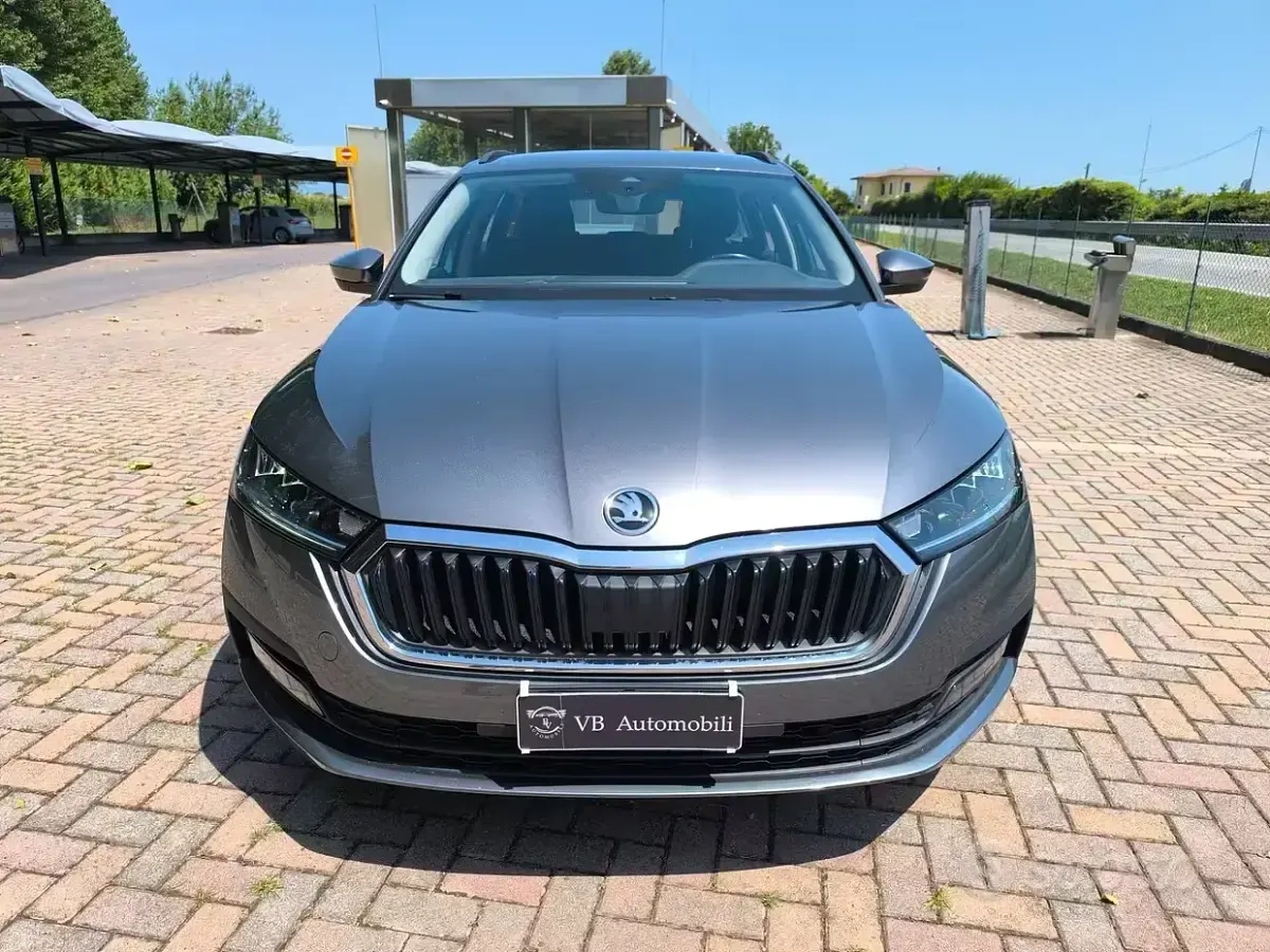 Usata Skoda Octavia Executive 116 CV (85 kW) 2022 Grigio Station wagon