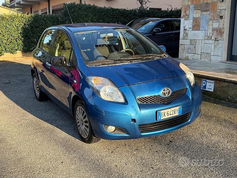 Blu Usata 2011 Toyota Yaris Sol Tre volumi | 4990 € (Buon prezzo) - Immagine 1/4