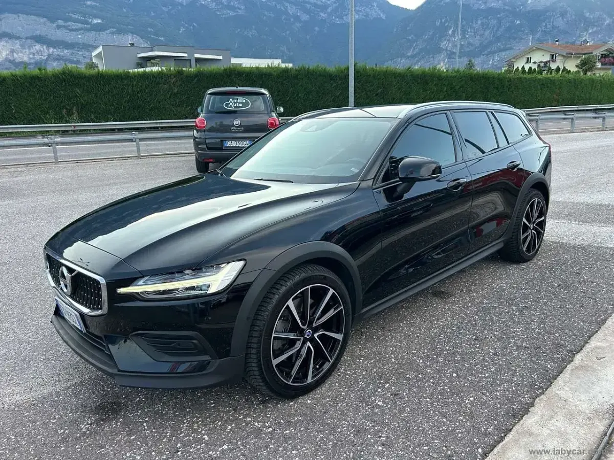 Usata Volvo V60 CC Plus 190 CV (139 kW) 2019 Nero Station wagon
