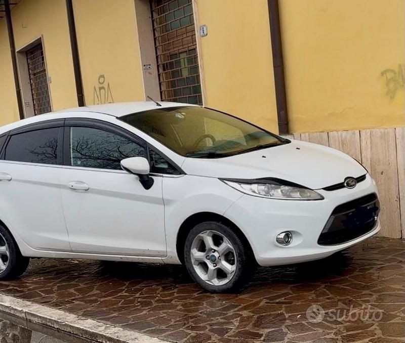 Usata Ford Fiesta Titanium 71 CV (52 kW) 2011 Bianco Berlina