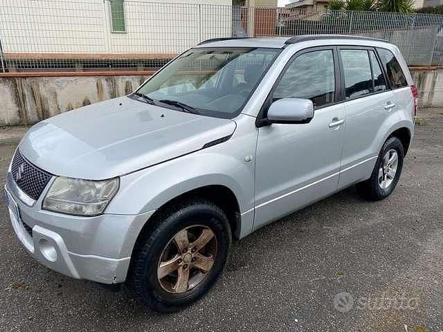 Argento Usata 2006 Suzuki Grand Vitara SUV | 4900 € (Ottimo prezzo) - Immagine 1/4