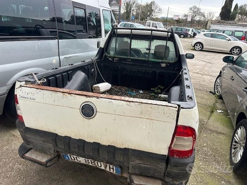 Usata Fiat Strada 84 CV (61 kW) 2006 Bianco Pick-up