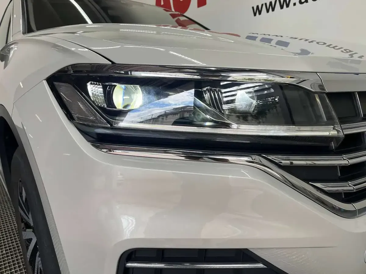 Usata VW Touareg Elegance 231 CV (169 kW) 2022 Sechura beige met SUV