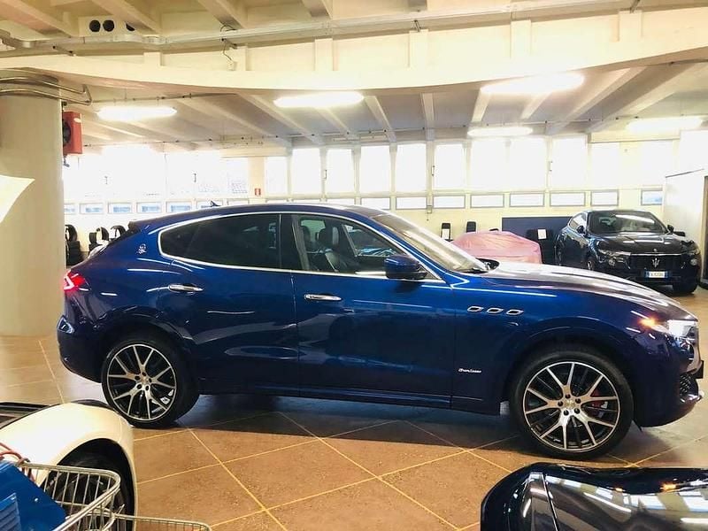 Usata Maserati Levante GranLusso 250 CV (183 kW) 2018 Blu/azzurro SUV