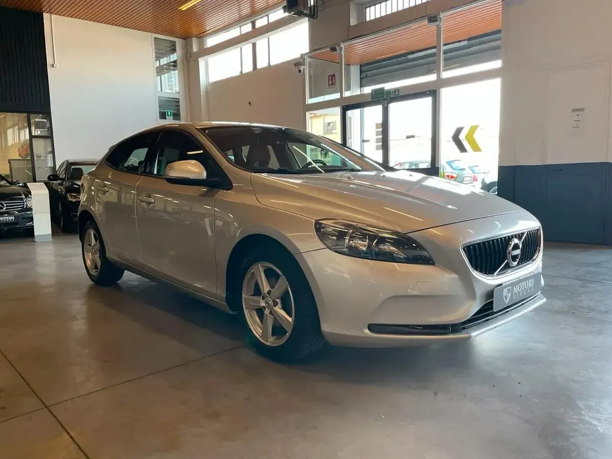 Usata Volvo V40 Business Edition 120 CV (88 kW) 2018 Argento Berlina