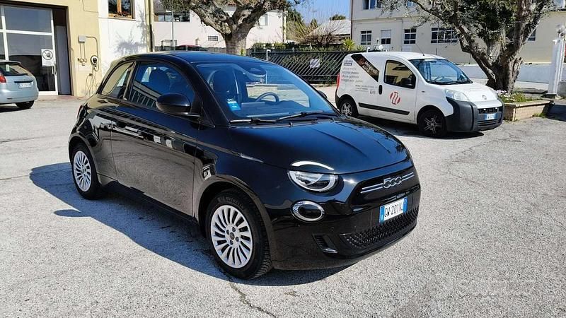 Begagnad Fiat 500e Passion 42 kW (58 HK) 2024 Svart Halvkombi