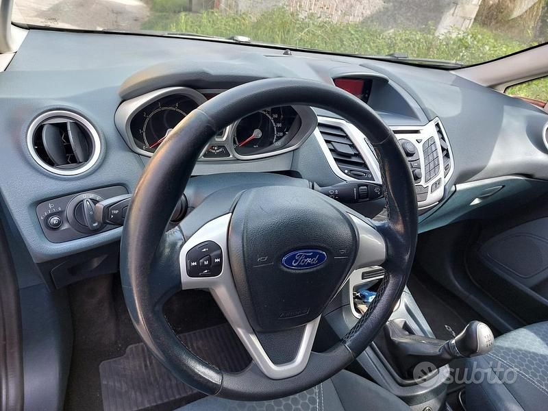 Usata Ford Fiesta Titanium 97 CV (71 kW) 2010 Nero Utilitaria